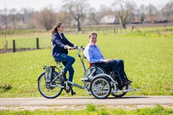 Gemeinsam radeln mit Van Raam Rollstuhlfahrrad VeloPlus