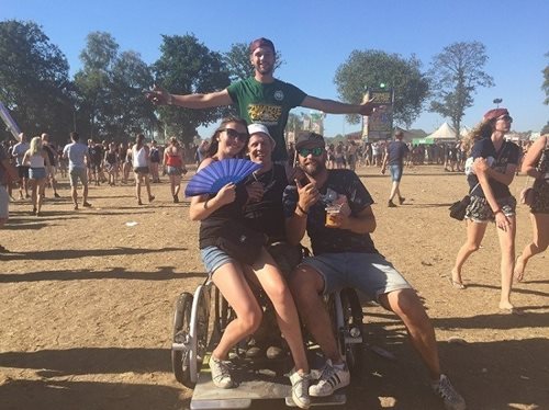 Rolstoelfietsen ingezet bij festival