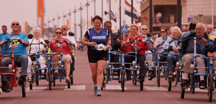 Duofietsen op de hardloopwedstrijd in Noordwijk