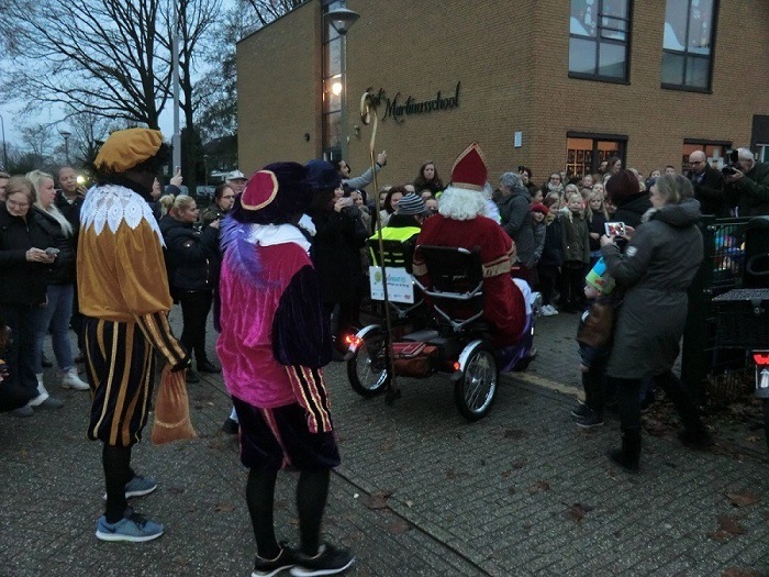 sinterklaas bezoekt basisschool en komt met duofiets