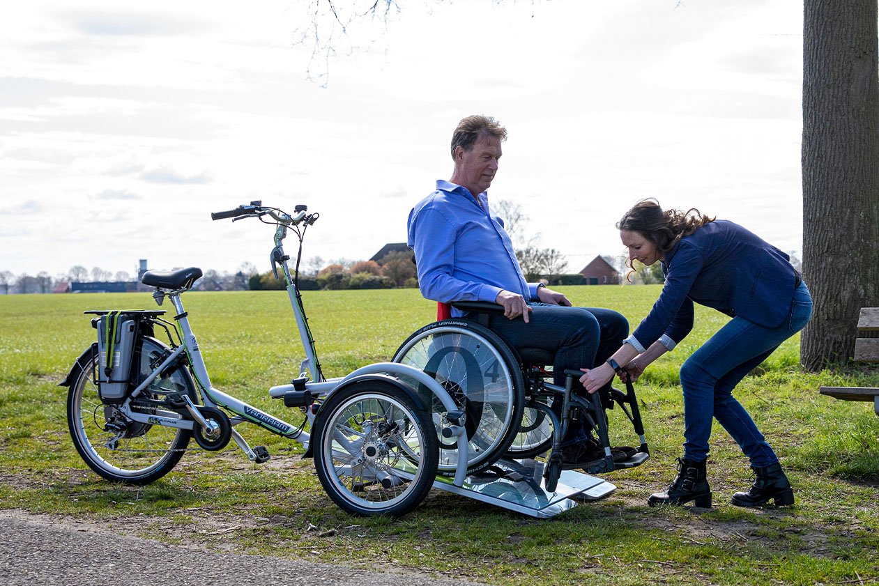 Plaatsen van rolstoel op oprijdplaat kantelbaar VeloPlus rolstoelfiets