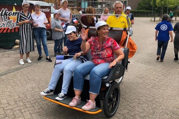 Le Tour De GOAL 2019 zwaaien op de Chat riksjafiets
