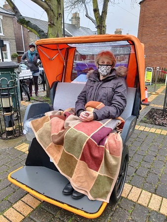 Hulpbehoevenden mogen gratis met stichting Bury St Edmunds Rickshaw naar het vaccinatiebureau