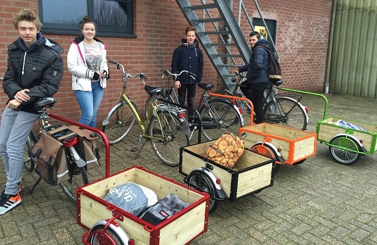 Leerlingen metaaltechniek fietskar bij Van |