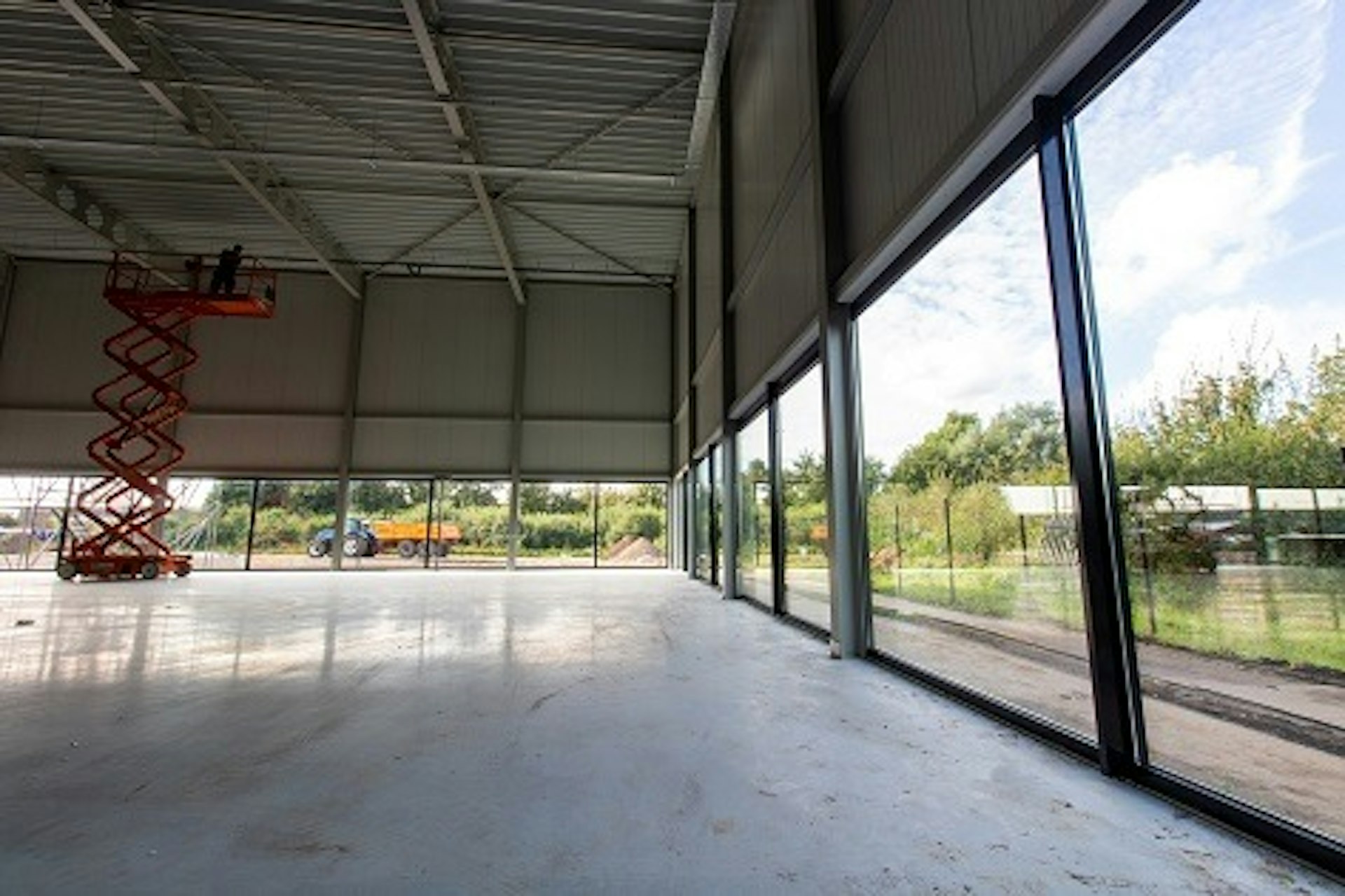 Einbau von Fenstern in der neuen Halle Van Raam