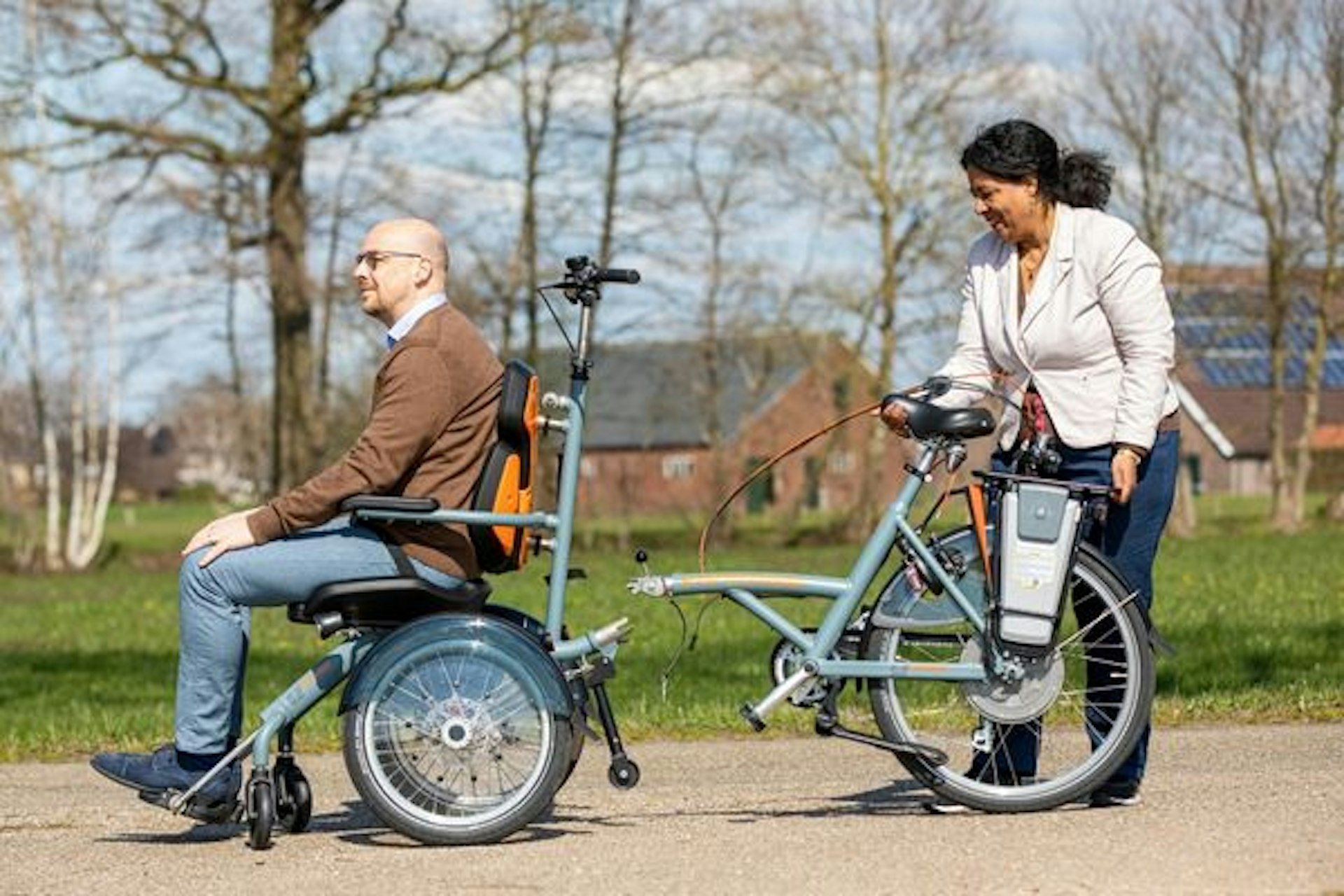 Dieses einzigartige Fahrrad ist gleichzeitig ein Rollstuhl Van Raam OPair Rollstuhlfahrrad teilbarer Rahmen