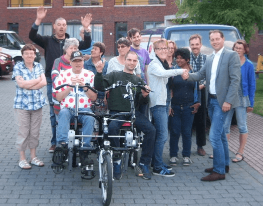 fietsen met twee personen naast elkaar