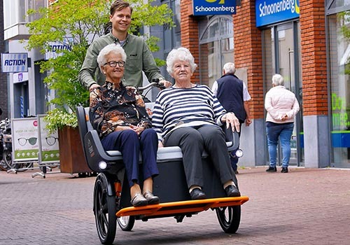 Angepasste Fahrräder als Fahrradtaxi für ältere Menschen ...
