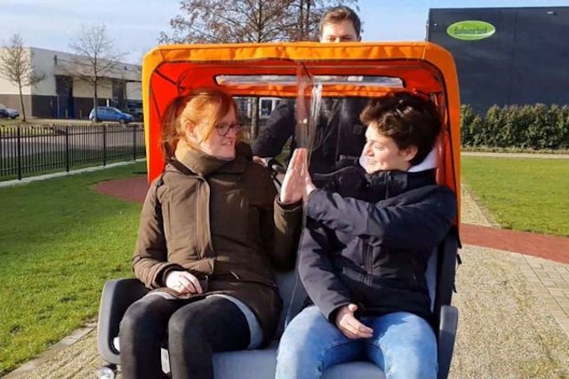 Van Raam zwischen Abschirmung Chat Rikscha Fahrrad