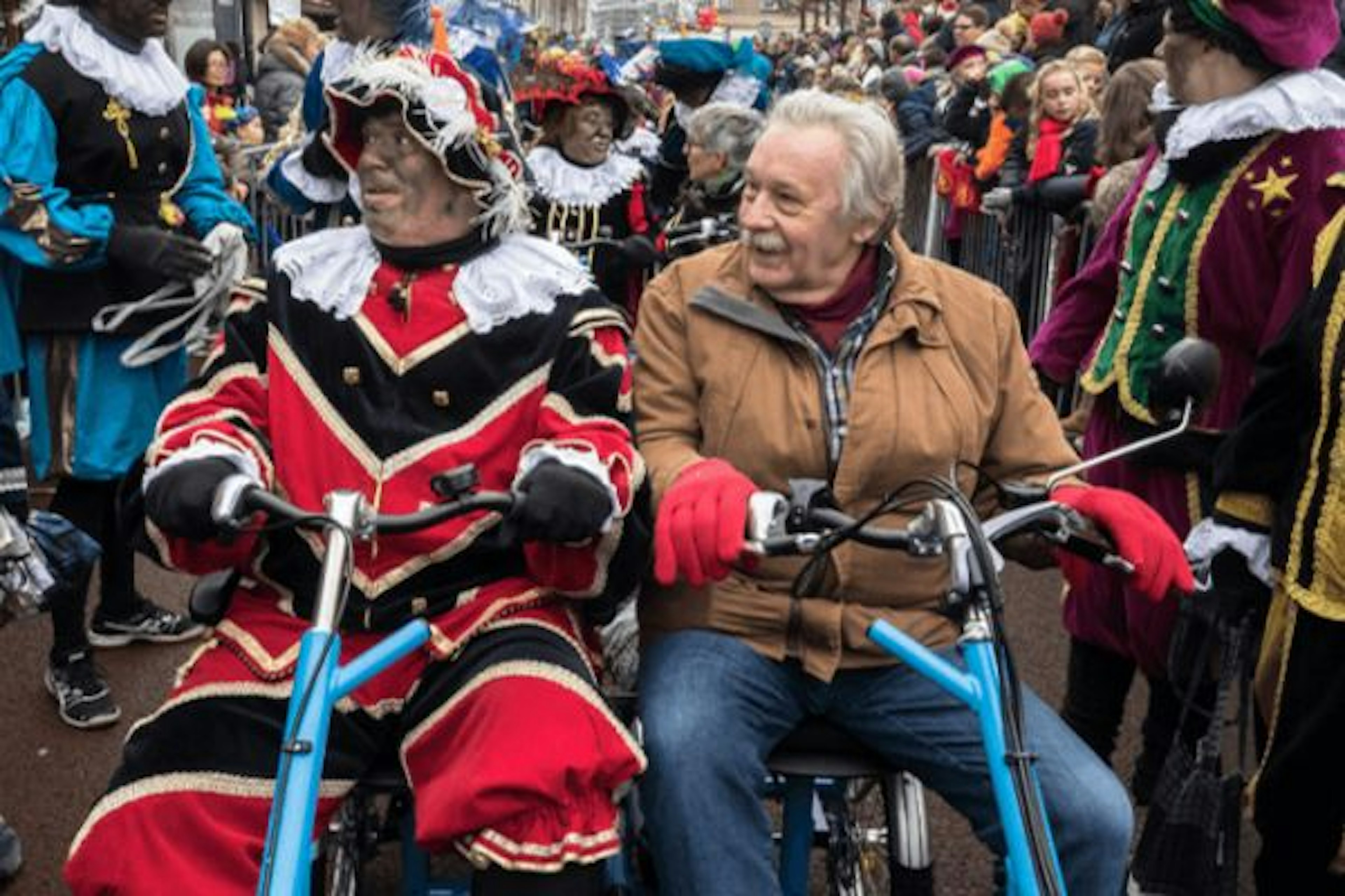 Sint en Piet op duofiets in Leiden