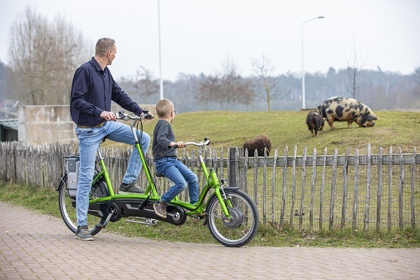 Gemeinsam mit Kindern auf einem Tandem Fahrrad fahren 