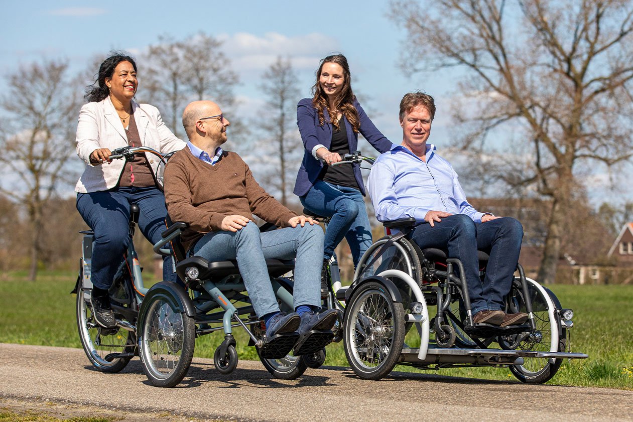 Vélos en fauteuil roulant van raam Opair et Veloplus