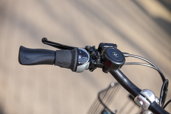 Mobility-scooter-bike-brakes-with-hand