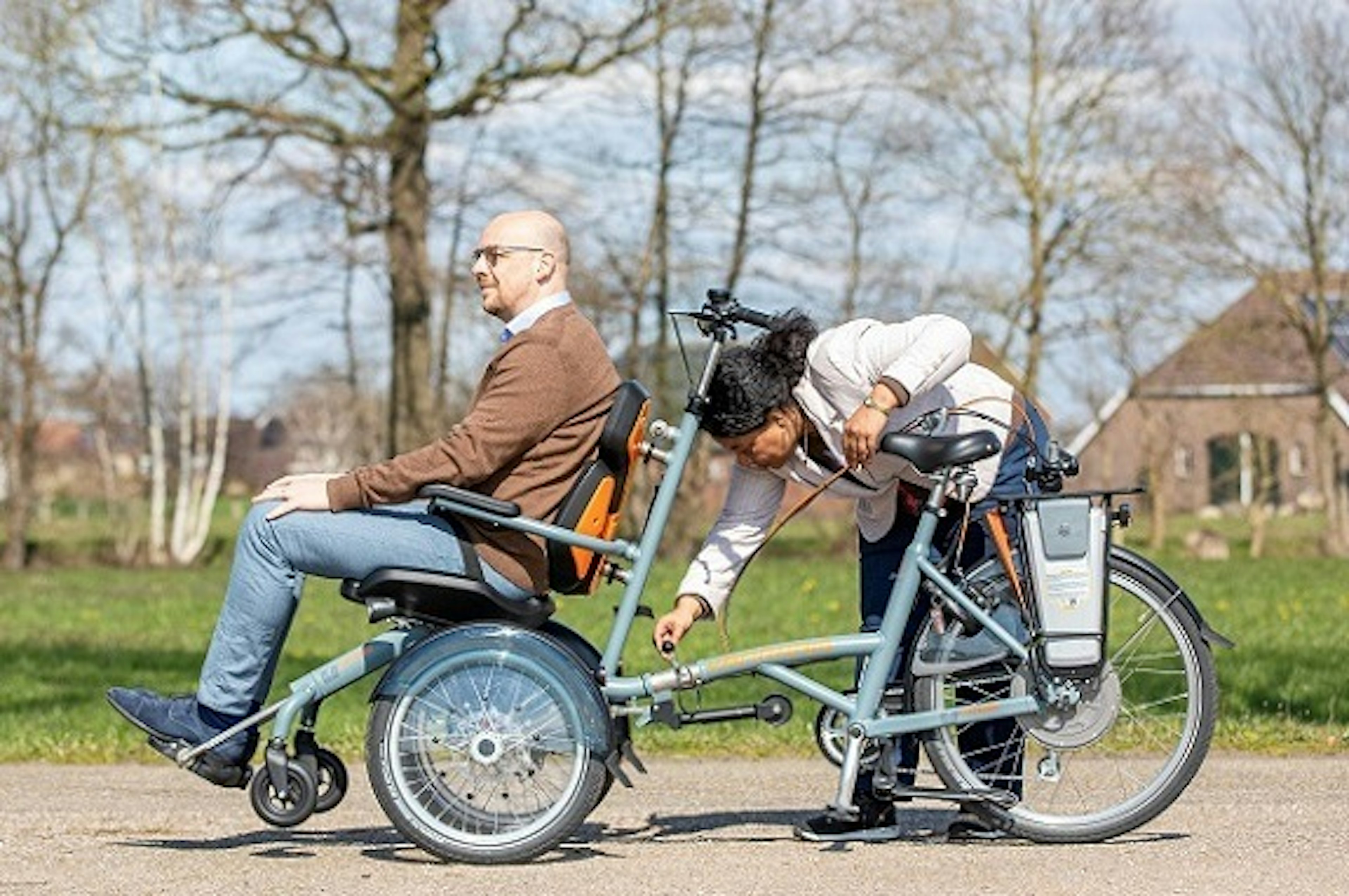 Fahrrad mit Rollstuhl vorne van raam opair