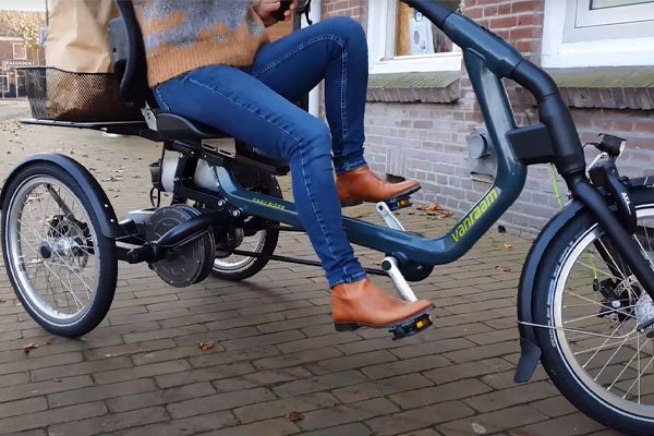 Riding backwards with pedal support on a custom bike