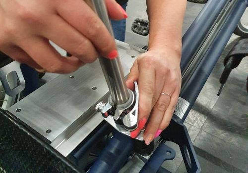 Poussez le coussin dans le bloc de montage et fermez-le
