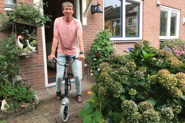 auf-dem-weg-mit-dem-laufrad-fuer-erwachsene