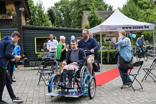 Eerste ritje met deelsysteem VeloPlus rolstoelfiets in gemeente Essen