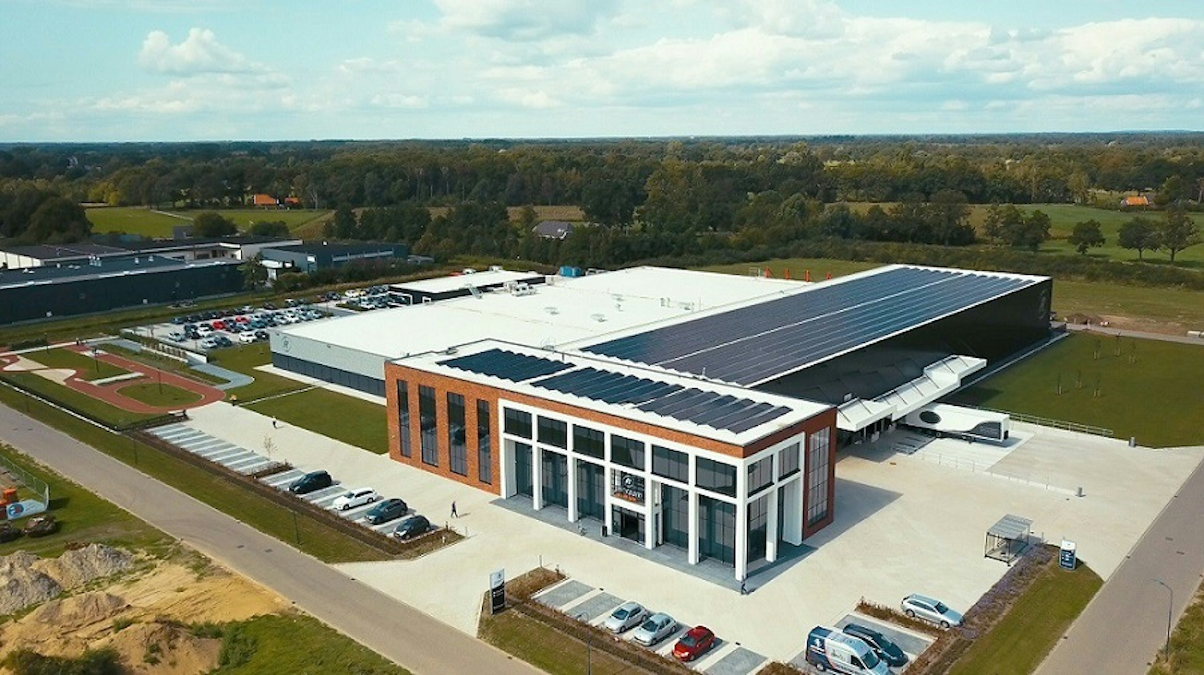 Overzicht-Van-Raam-fietsenfabriek-met-zonnepanelen