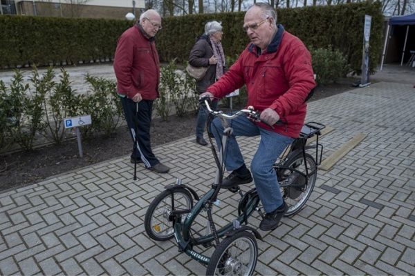 Driewielfiets met twee wielen voor testen