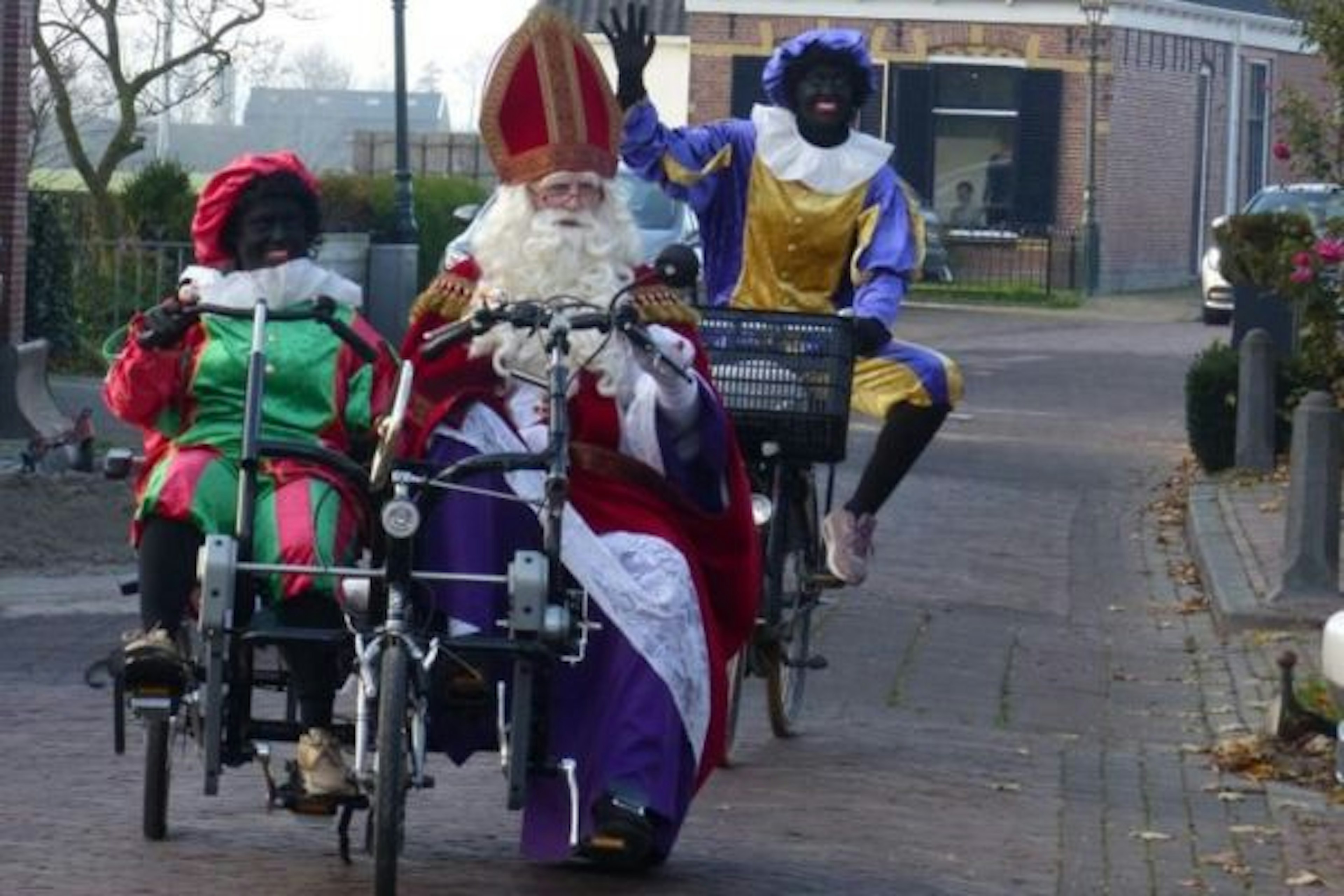 Sint en piet bezoeken dorp Folsgeare op duofiets Van Raam
