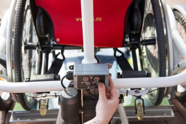 Bedienungsfeld von Seilwinde auf VeloPlus Rollstuhltransportfahrrad