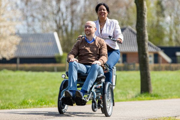 Vélo en fauteuil roulant avec siège avant
