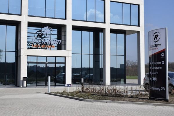 Van Raam logo siert voorkant fietsenfabriek in Varsseveld