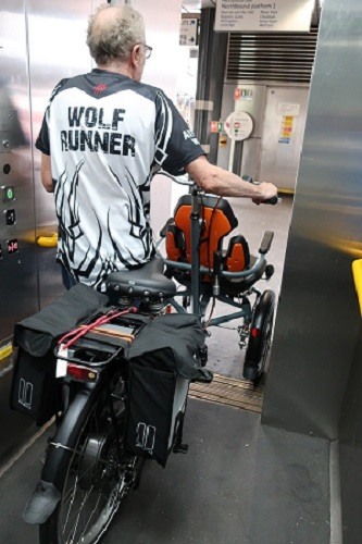 Benutzererfahrung Rollstuhlfahrrad OPair - Jess Lee im aufzug