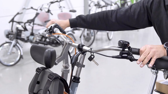 inspection of the handlebars of a van raam bicycle