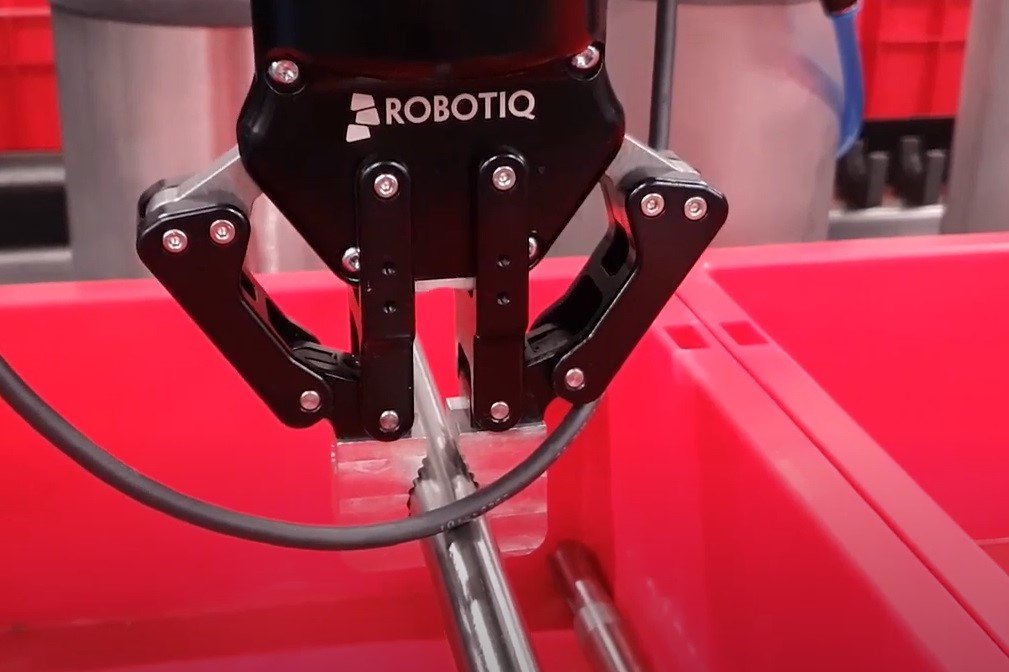 CNC-Cobot at Van Raam puts the pipes in the crate