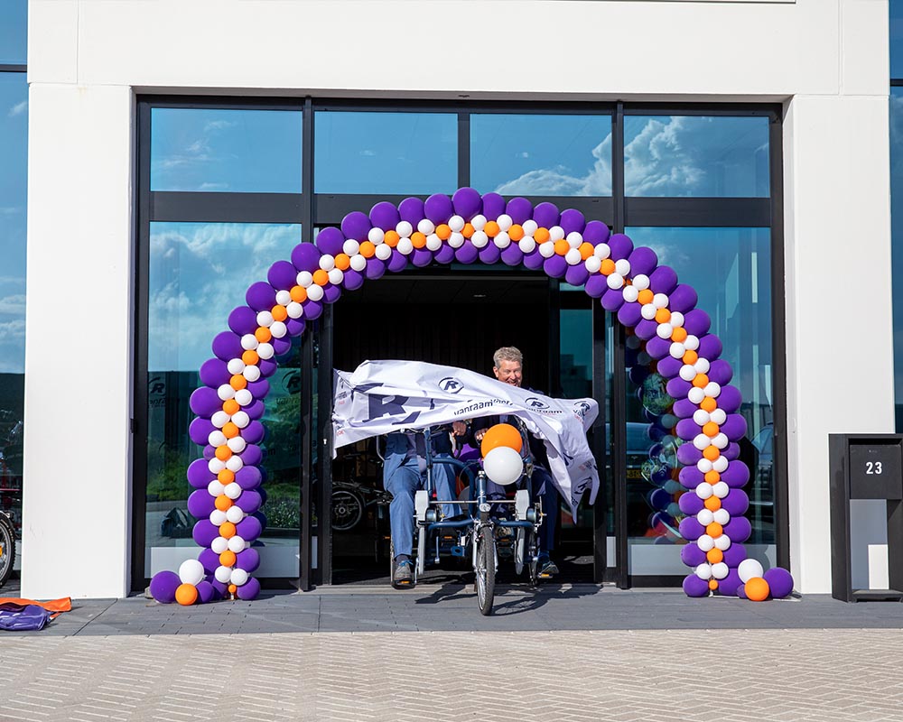 Nieuwe fietsfabriek feestelijke Opening Van Raam FunTrain
