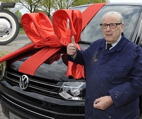 2012: ältester Mitarbeiter der Niederlande gewinnt VW Bus