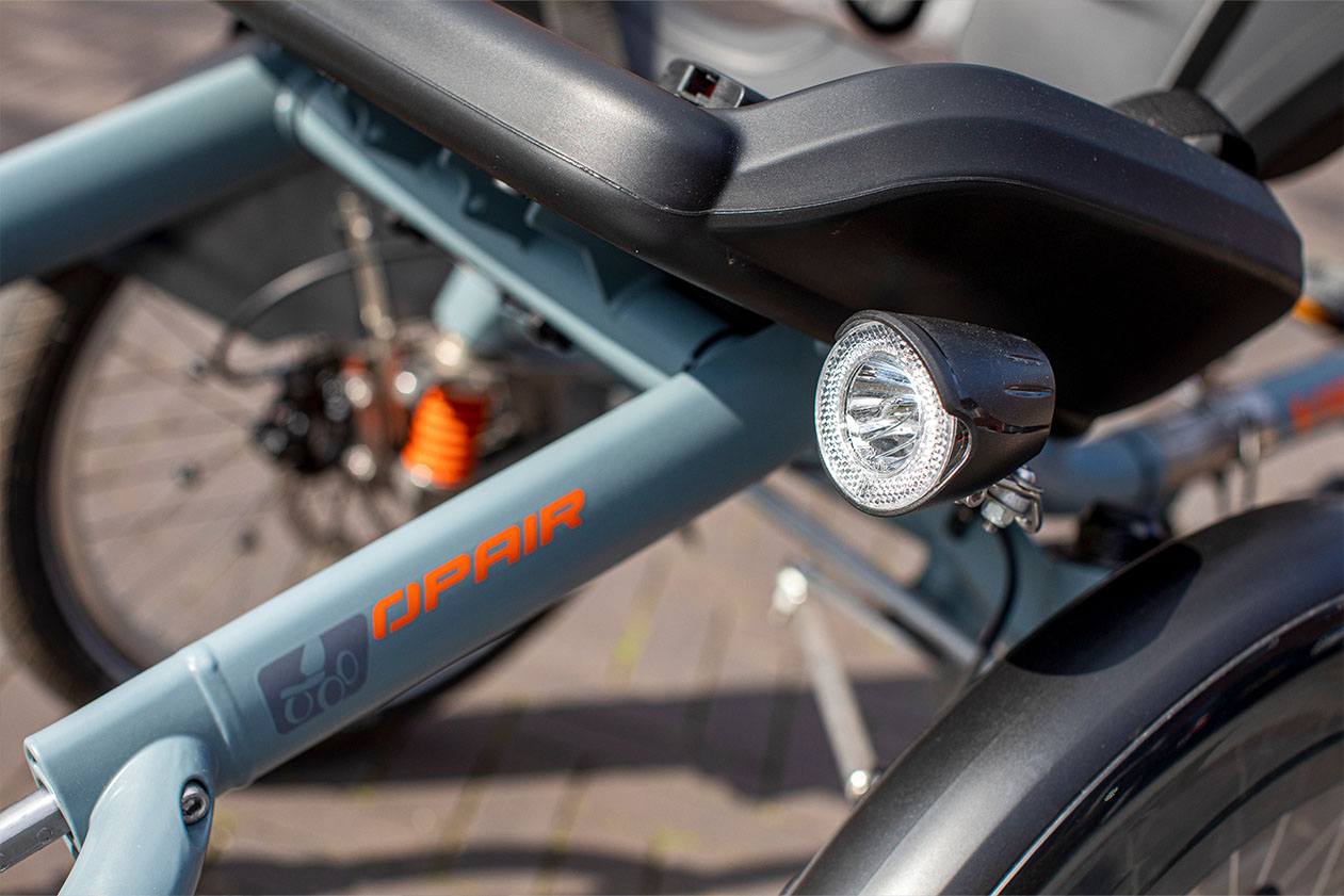 éclairage d'un vélo opair avec un fauteuil roulant à l'avant