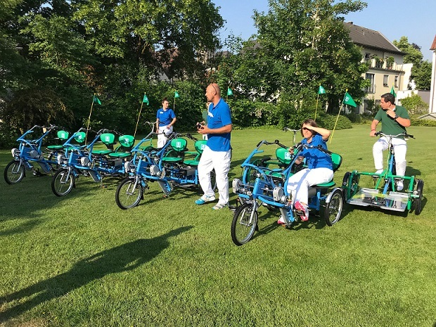 Duorad und Rollstuhlrad in Mathias-Stiftung Hausfarbe