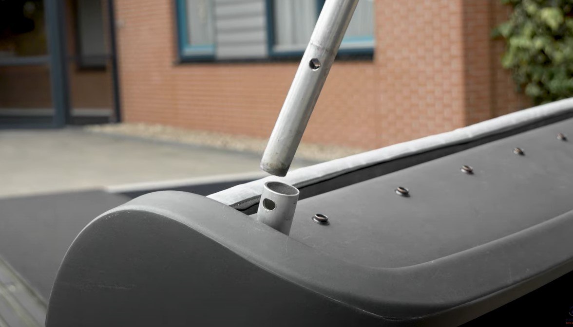 huif bevestigen aan de zitkuip van de Chat riksja fiets