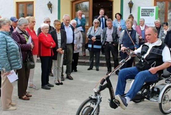 Senioren haben Spass auf Van Raam Fahrrädern Verkehrstraining