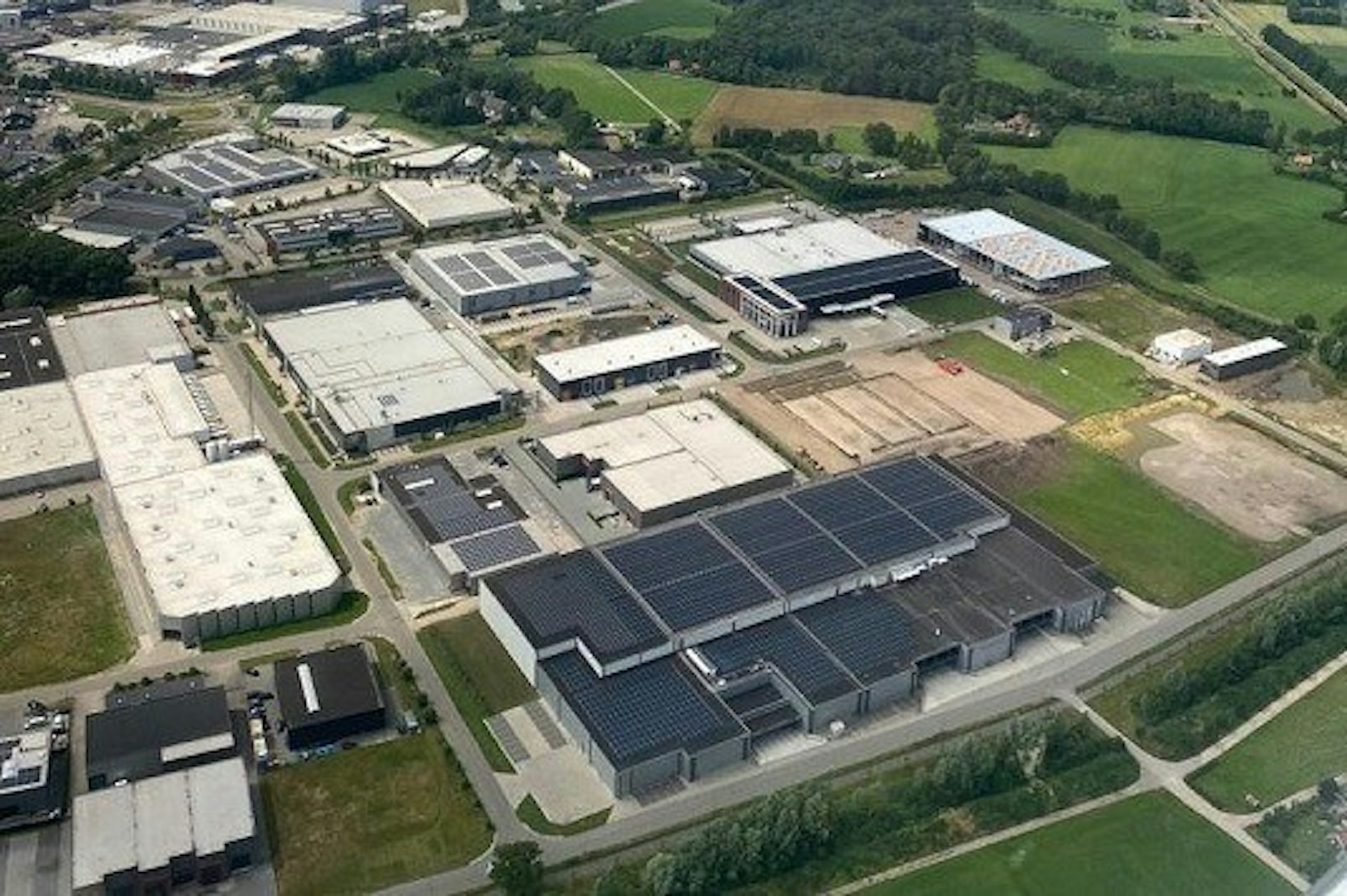 Van Raam en bouw extra hal vanuit de lucht gezien
