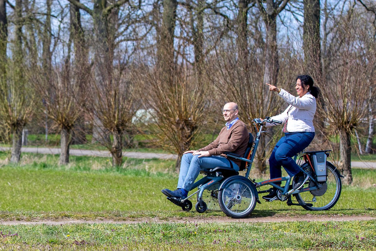 vélo avec fauteuil roulant à l'avant van raam opair