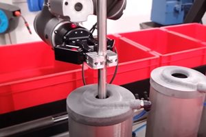 CNC-Cobot reinigt die Rohre 