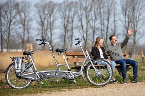 Radfahren mit einem Bein auf Van Raam Spezialfahrrad Twinny Tandem