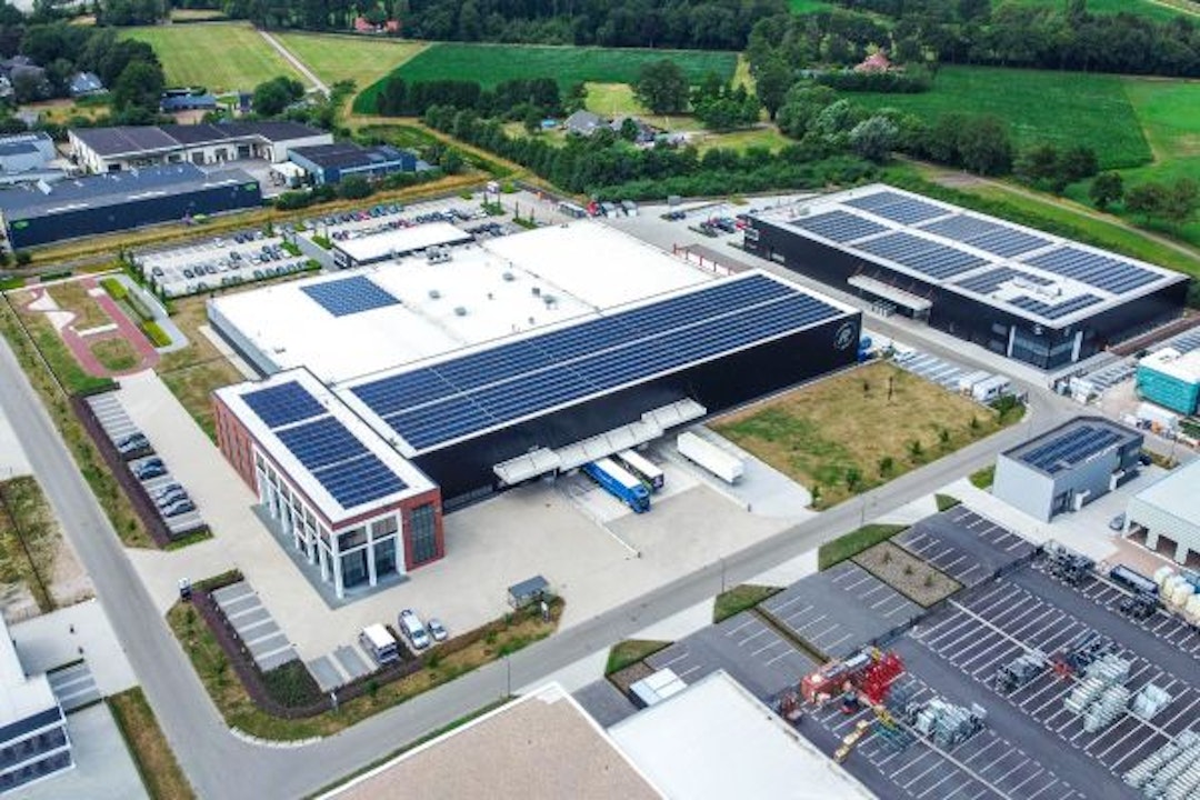 Vue d'ensemble de l'usine de vélos avec panneaux solaires Van Raam vélos adapté Varsseveld Pays-Bas