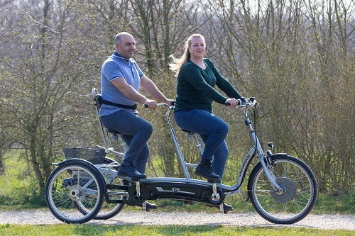 Cycling with one leg on bicycle from Van Raam Tandem Twinny Plus