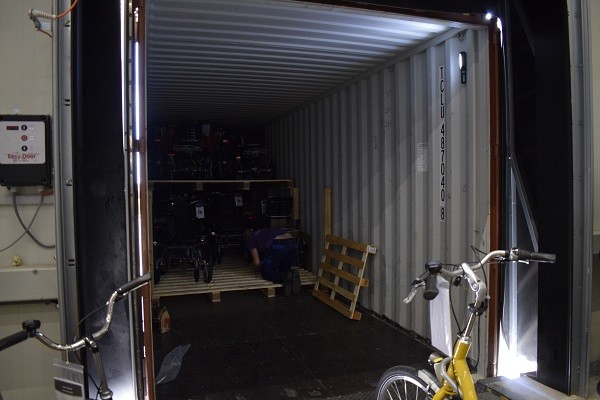 Seecontainer mit angepassten Fahrraedernach Amerika einpacken