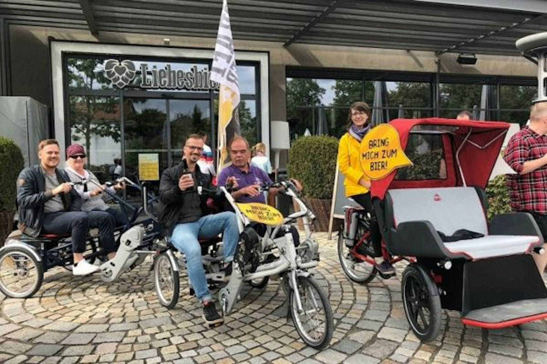 Craftbier fstival van raam mit lastenfahrraeder