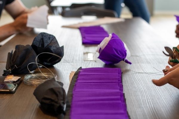 Papieren roosjes maken voor meiboom Van Raam nieuwbouw