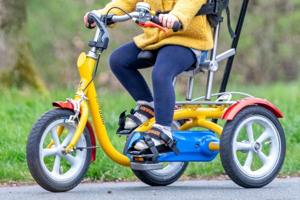 optie voetenbakjes op de van raam husky kinderdriewielfiets