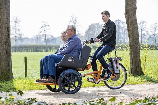 Van Raam riksja transportfiets Chat met Cycling Without Age logo - fietsen in natuur