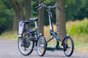 Electric tricycle for seniors with two front wheels
