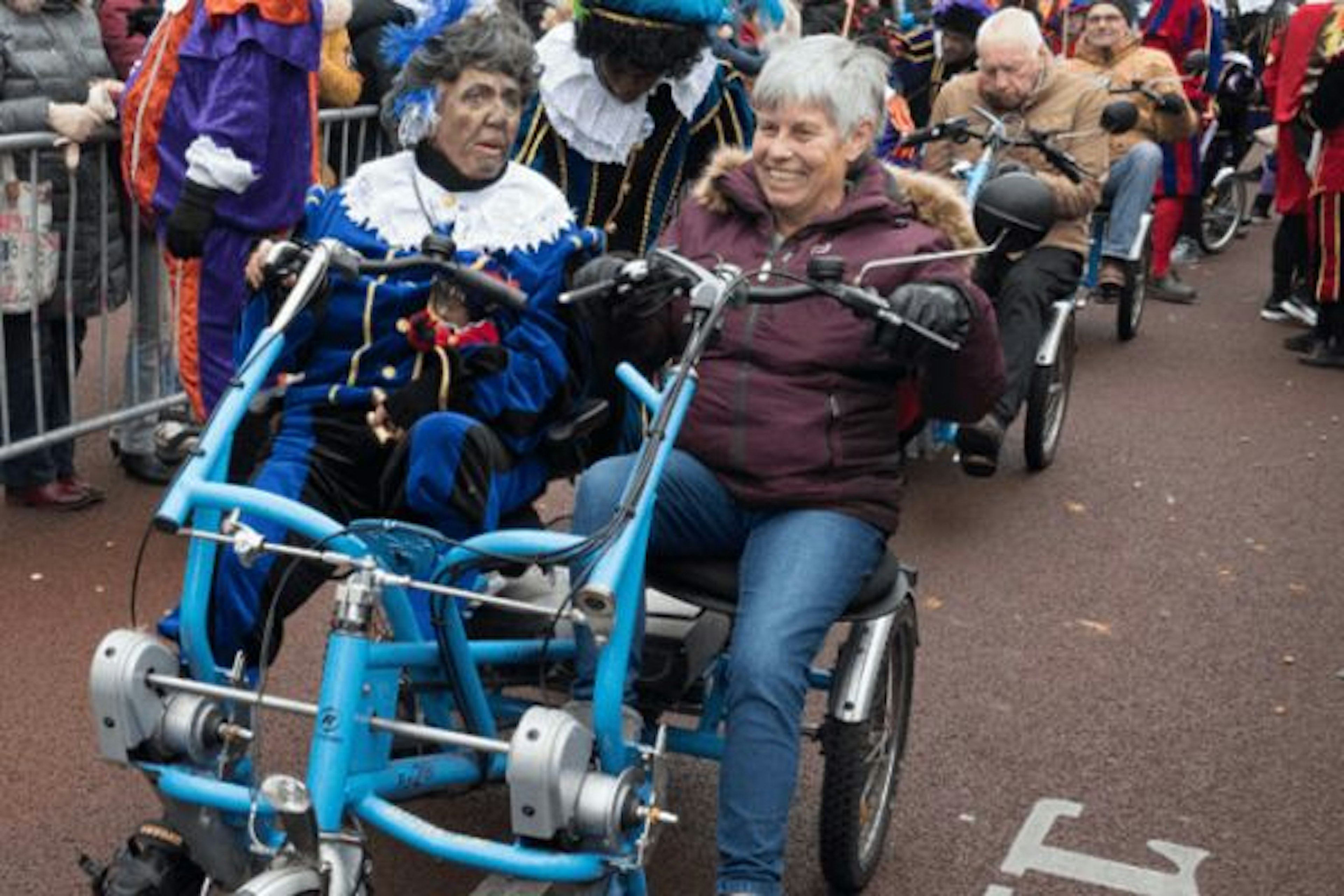 Fietsmaatjes laten Sint Leiden zien op duofiets